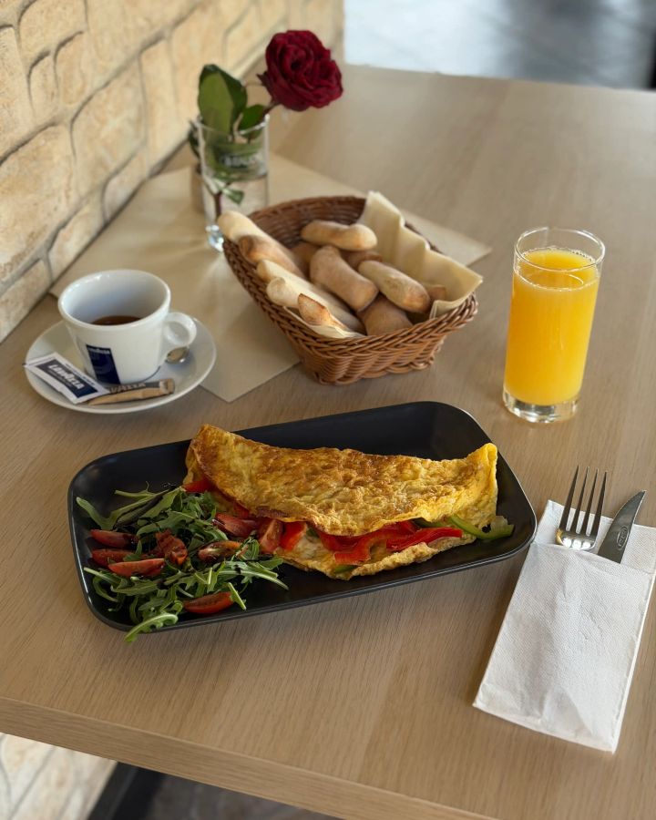 Volare omlet s kavom, voćnim sokom i pecivom