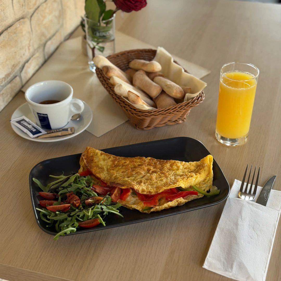 Volare omlet s kavom, voćnim sokom i pecivom