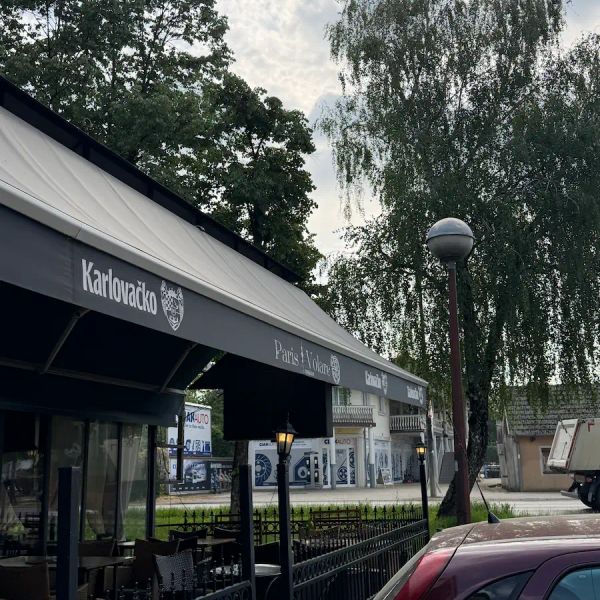 Terasa pizzerije Paris Volare gledana s ulice