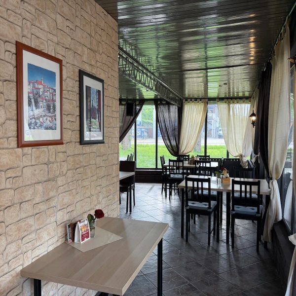 Unutarnji prostor pizzerije Paris Volare sa stolovima