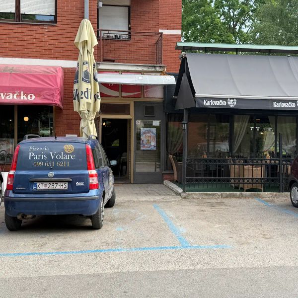 Pizzeria Paris Volare izvana, s dostavnim vozilom ispred ulaza