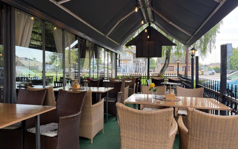 Natkrivena terasa pizzerije Paris Volare u Kutini