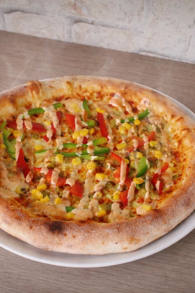 Pizza Pollo: umak od rajčice, sir, piletina, paprika, kukuruz, umak od kopra i senfa