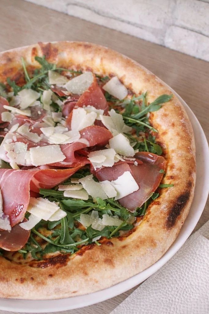 Pizza Prosciutto: umak od rajčice, sir, pršut, rikola, tvrdi ribani sir, cherry rajčice, maslinovo ulje