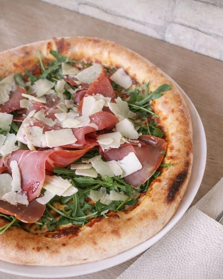 Pizza Prosciutto s pršutom, rikolom i tvrdim sirom iz pizzerije Paris Volare
