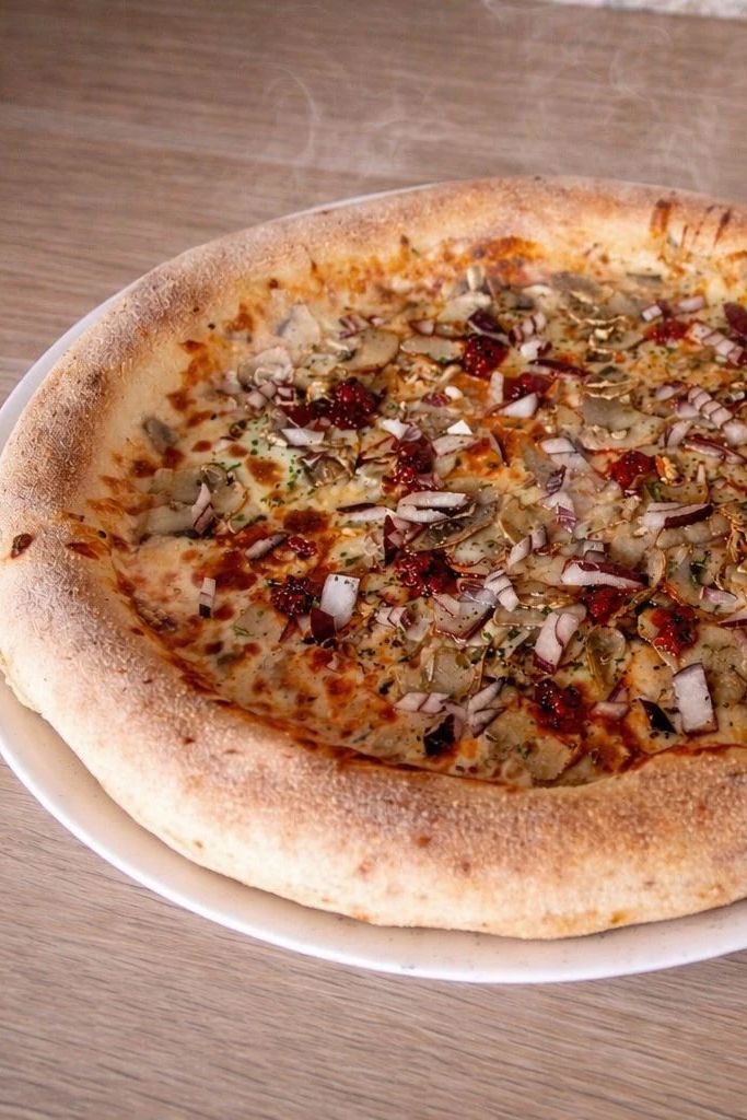 Pizza Volare: umak od rajčice, sir, n’duja, gljive, luk