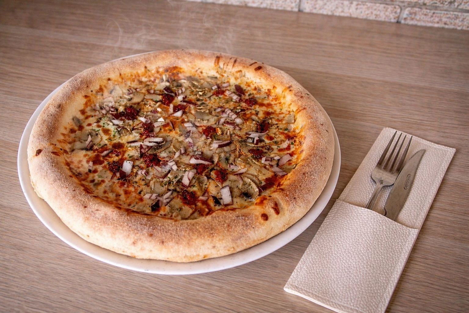 Pizza Volare s n’dujom, gljivama i lukom, poslužena na tanjuru